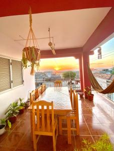 una sala da pranzo con tavolo e sedie e un balcone di Tarrafal Odyssea a Tarrafal