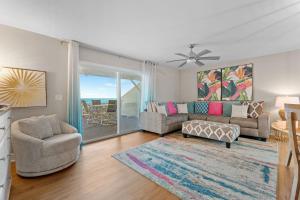 una sala de estar con un sofá y una silla en Southbay by the Gulf 127 by Newman-Dailey, en Destin