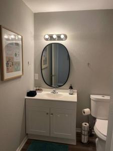 y baño con lavabo y espejo. en The Irene - 2 Bedroom Apt in Quilt Town, USA, en Hamilton