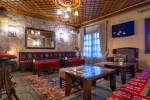 Hotel Kassaros في ميتسوفو: غرفة معيشة مع أريكة وطاولة