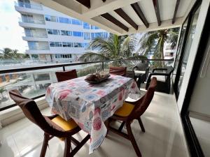 una mesa y sillas en un balcón con vistas en Edificio Bay Point Apartamento 403, en San Andrés