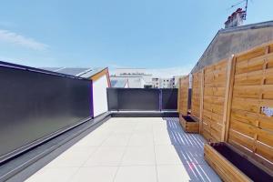 vista dal tetto di un edificio con balcone di Le Flachet - Climatisation - Wifi a Villeurbanne