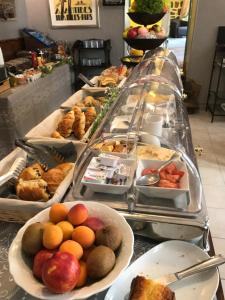 una línea de buffet con muchos tipos diferentes de comida en Hôtel Le Pré Catelan, en Juan-les-Pins