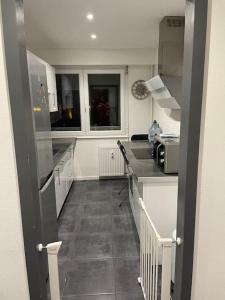 una cocina con una escalera que conduce a un asterisco de cocina en Appartement Cosy Strasbourg, en Schiltigheim