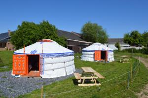 2 tiendas yurta en un campo con mesa de picnic en Les Colombines, en Hombleux