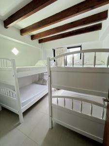 2 literas blancas en una habitación blanca en Edificio Bay Point Apto 207, en San Andrés