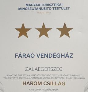 un grupo de cuatro estrellas sobre un fondo blanco en Fáraó vendégház, en Zalaegerszeg