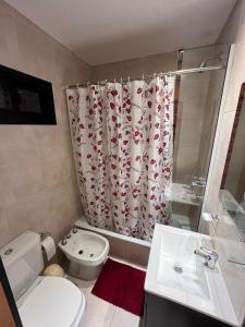 un bagno con un water e una tenda da doccia di Paris Aparts a Colón