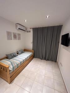 una camera da letto con un letto e una televisione di Paris Aparts a Colón