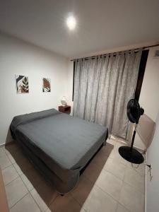 1 dormitorio con cama y ventana en Paris Aparts en Colón