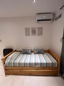1 dormitorio con 1 cama en una habitación en Paris Aparts en Colón