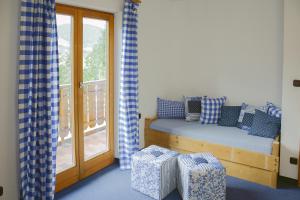 a bedroom with a bed with blue and white pillows at Dreimäderlhaus am Berg in Pfronten