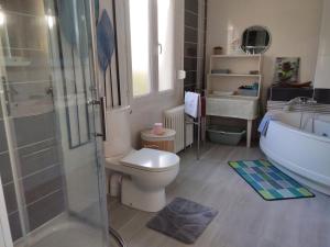 Ванна кімната в Magnifique maison familiale située à MORLAIX