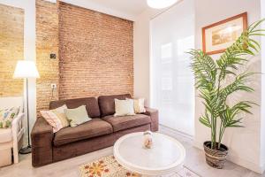 uma sala de estar com um sofá e uma mesa em CARTAGENAFLATS, Apartamentos San Francisco em Cartagena