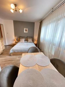 シュツァブニツァにあるDomek Pod Lisem Szczawnicaのベッドルーム1室(ベッド1台、テーブル、椅子付)