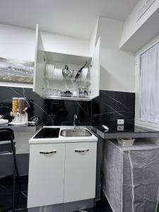 Una cocina blanca con fregadero y encimera. en House Milly, en Nápoles 51 fotos más
