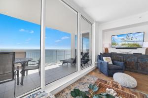 uma sala de estar com vista para o oceano em Indigo West 1101 em Perdido Key