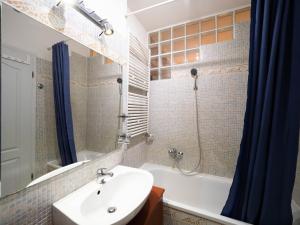 Kúpeľňa v ubytovaní Super Cute Studio with Terrace next to GOZSDU Passage + 8 fotografií
