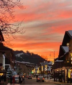 una calle de la ciudad al atardecer con coches conduciendo por la calle en A CASA DI LETY, en Tarvisio