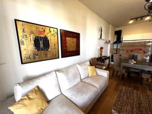 een woonkamer met een witte bank en een tafel bij Poggio delle Ginestre home in Torre Pelosa