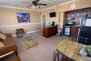 een woonkamer met een bank en een keuken bij Cozy Downtown One Bedroom Condo Jacksonville in Jacksonville
