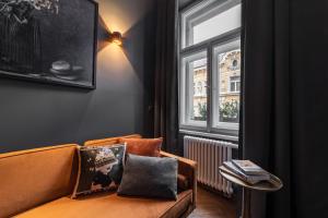 The Viaduct - Suites & More的休息区