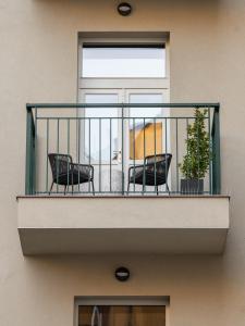 The Viaduct - Suites & More的阳台或露台