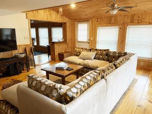 HancockにあるFRENCH WOODS FARMHOUSE Catskills Upper Delaware River Hancock NYの大きなソファとテーブルのあるリビングルーム