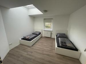 um quarto com duas camas e uma janela em Zimmervermietung Am Airport em Bremen