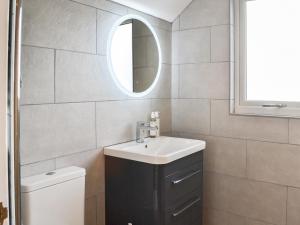 a bathroom with a sink and a mirror and a toilet at Appaloosa Suite - Uk41831 in Tickton