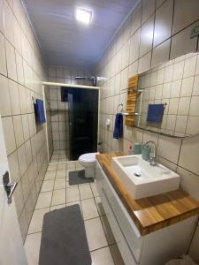 a bathroom with a sink and a toilet at Casa conchas das Caravelas in Governador Celso Ramos