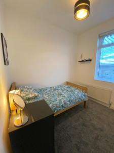 Una cama o camas en una habitación de A spacious & modern 3-bed home