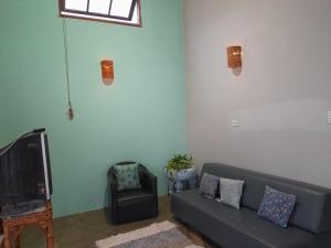 a living room with a couch and a chair at Casa na praia em São Sebastião in São Sebastião