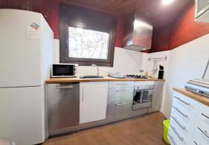 eine kleine Küche mit Kühlschrank und Spüle in der Unterkunft Badalona playa Barcelona in Badalona
