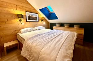 a bedroom with a large white bed in a room at Duplex rénové - 2 chambres 7 personnes vue pistes in Les Orres