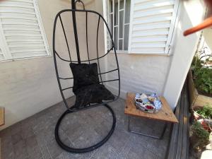 una silla negra sentada en un patio con una mesa en Mono ambiente Moderno Industrial en Maipú