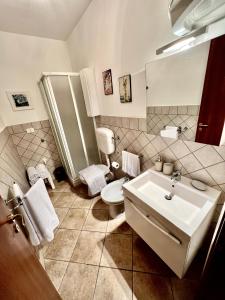 La salle de bains est pourvue d'un lavabo et de toilettes. dans l'établissement Catania Duomo Shine, à Catane