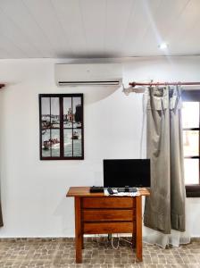 a room with a desk and a window with a computer at Posada Los Molles in Colón