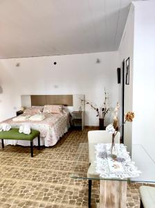 1 dormitorio con cama, sofá y mesa en Posada Los Molles en Colón