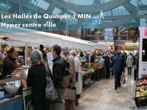 een groep mensen die op een markt staan bij Les Pétrels by Nid'Ouest - Coeur de ville in Quimper