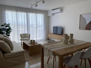 sala de estar blanca con mesa y sofá en Sweet Apartments II en La Rioja