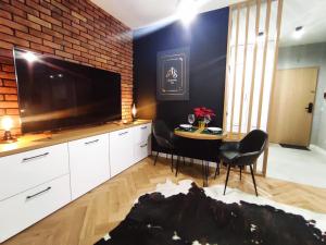 Televízia a/alebo spoločenská miestnosť v ubytovaní ApartamentySnu, Wola Premium I z parkingiem