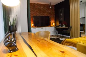 Televízia a/alebo spoločenská miestnosť v ubytovaní ApartamentySnu, Wola Premium I z parkingiem