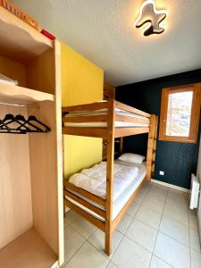 Pokój z łóżkiem piętrowym i 2 łóżkami piętrowymi w obiekcie CENTRE STATION 1800 - Dernier étage Rénové - 2 Chambres 6 personnes - Skis aux pieds w mieście Les Orres