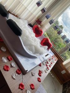 a cake with roses on the floor next to a window at Pousada recanto do vinho in Rio Rufino