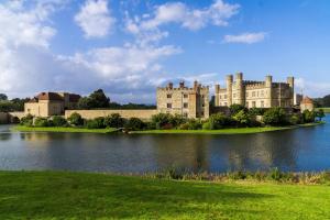 a castle on an island in the middle of a lake at Cosy 3BR Hastings House in Maidstone Kent in Kent