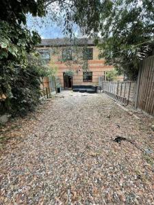 an empty yard with a building in the background at lovely 4 bedroom 2 bathroom home in London