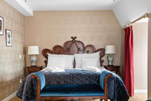 sypialnia z łóżkiem i czerwoną zasłoną w obiekcie Best Western Hotel Gamla Teatern w mieście Östersund