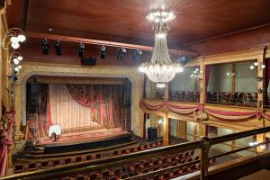 einem Auditorium eines Theaters mit einem großen Vorhang in der Unterkunft Best Western Hotel Gamla Teatern in Östersund