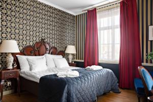 een slaapkamer met een bed met twee handdoeken erop bij Best Western Hotel Gamla Teatern in Östersund